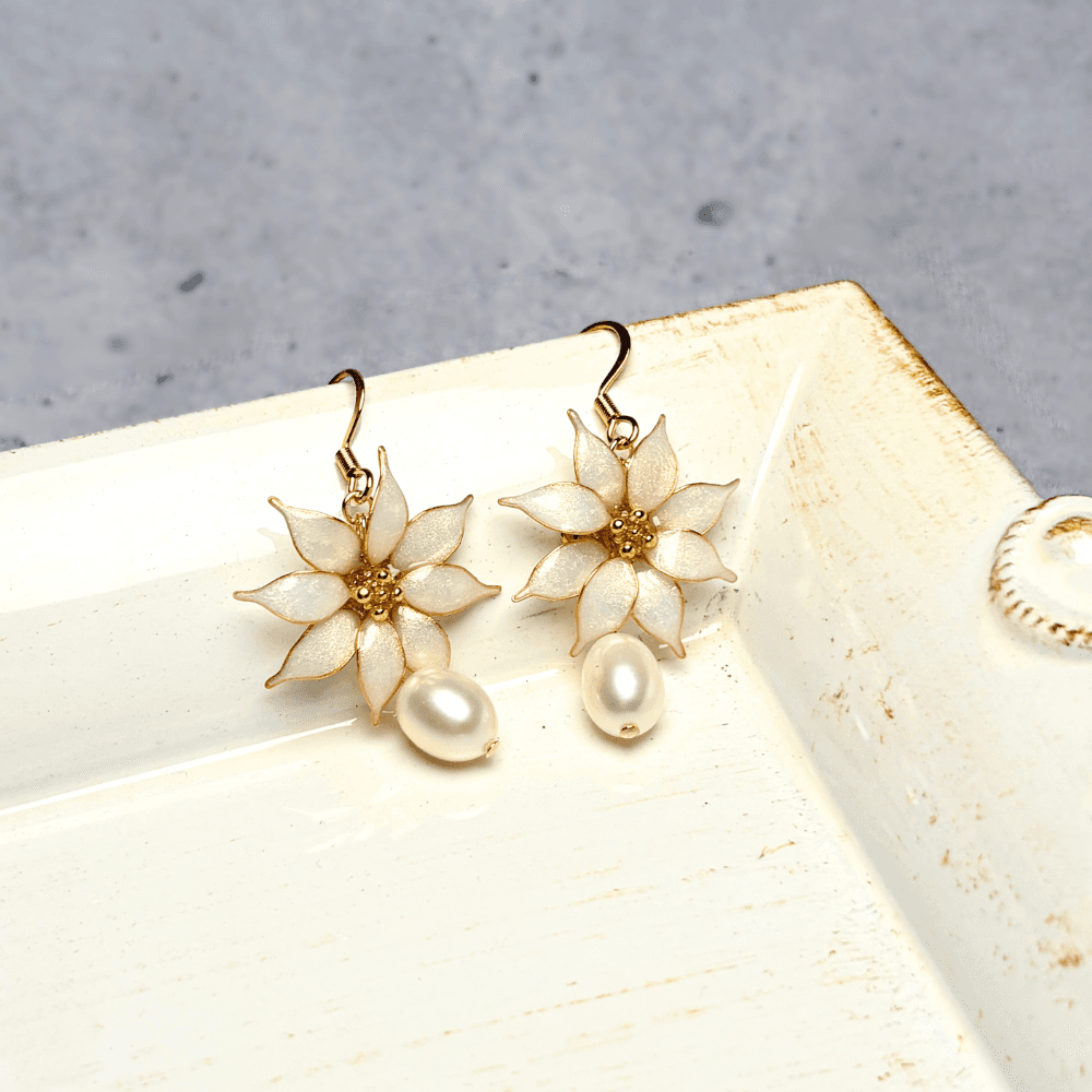 【ポインセチア】ピアス/一輪/シャンパンゴールド/クリスマス/金属アレルギー対応/サージカルステンレス/冬新作/受注生産1枚目の画像